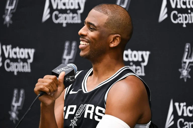 Chris Paul sonríe durante el Media Day 2024.