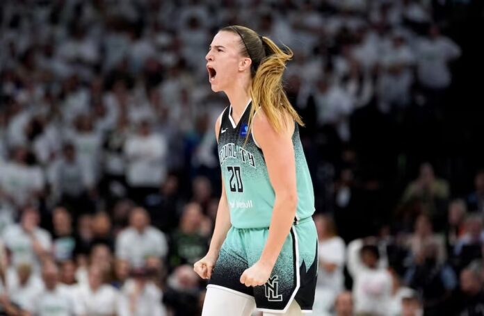 Sabrina Ionescu festeja el tiro ganador de las Liberty.