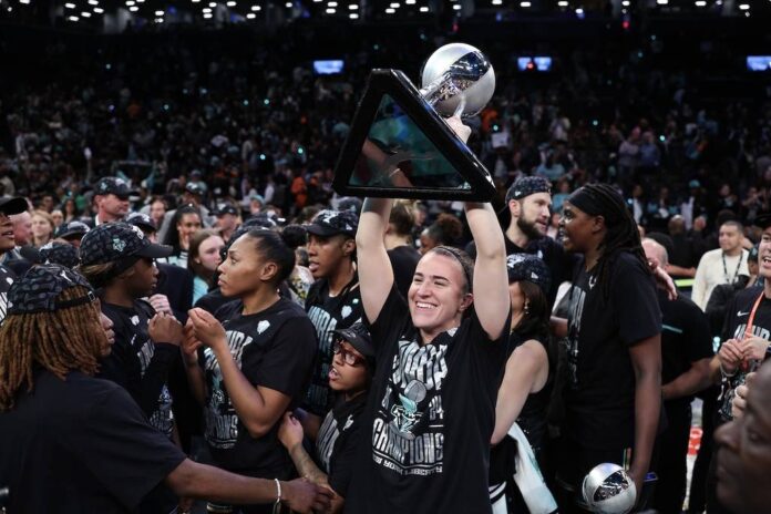 NY-Liberty-Wins.GettyImages-2179886602-1024x683 Sabrina Ionescu levanta el trofeo de campeonas de la WNBA.