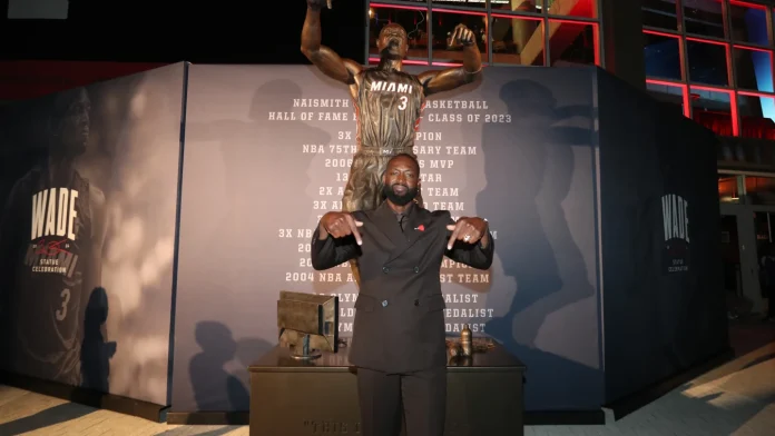 descarga La estatua de Dwyane Wade fue inaugurada en la puerta del estadio del Heat.