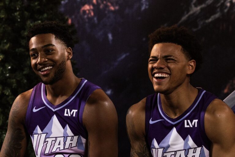 Keyonte George y el plantel del Utah Jazz.