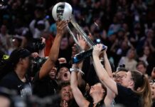 ¡Las Liberty son campeonas de la WNBA por primera vez en su historia! Las Liberty levantan el trofeo de campeonas.