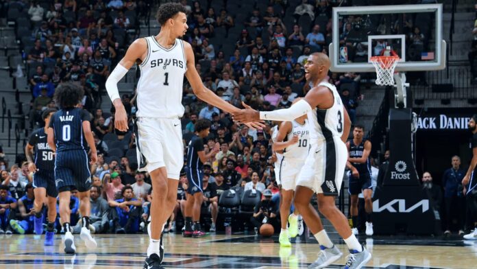 Víctor Wembanyama y Chris Paul, los integrantes de la dupla que ilusiona a San Antonio Spurs.