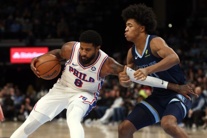 24810597 (1) Paul George sufrió una lesión en el juego frente a los Grizzlies.