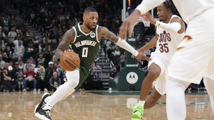 Damian Lillard maneja la pelota en el juego entre Milwaukee Bucks y Cleveland Cavaliers.