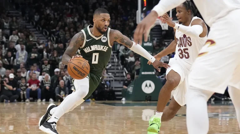 Damian Lillard maneja la pelota en el juego entre Milwaukee Bucks y Cleveland Cavaliers.