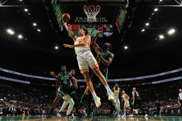 Dyson Daniels fue una de las figuras de los Harwks vs. Boston