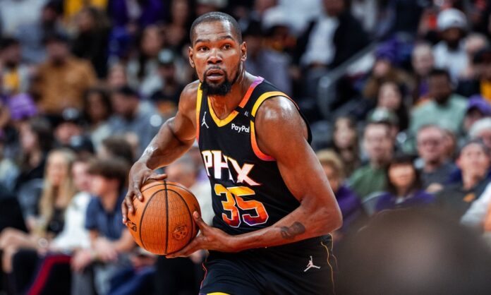 Kevin Durant lleva la pelota en el juego ante Lakers por la NBA Cup.