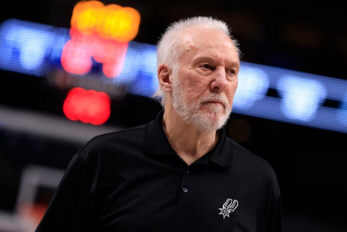 Gregg Popovich serio en un partido de los Spurs.