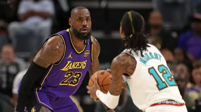 LeBron James defiende a Ja Morant en el Lakers-Grizzlies.