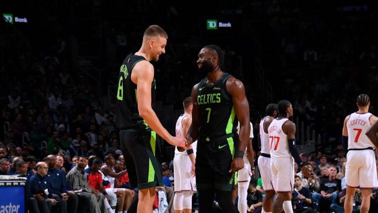 Jaylen Brown estrecha su mano con Kristaps Porzingis durante el partido entre Celtics y Clippers.