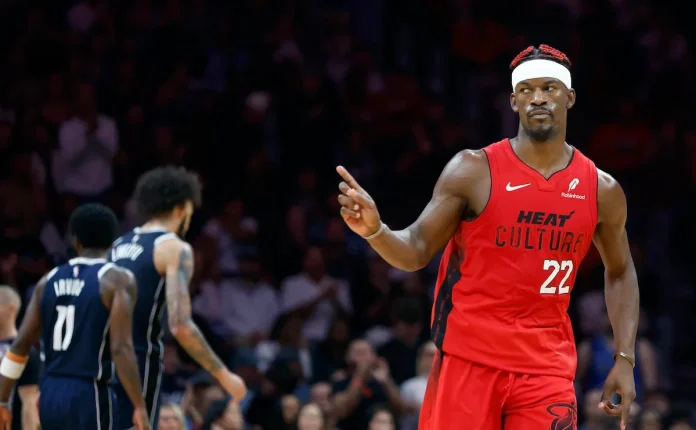 jimmy-butler-november-25-2024 Jimmy Butler festeja ante los Mavericks.