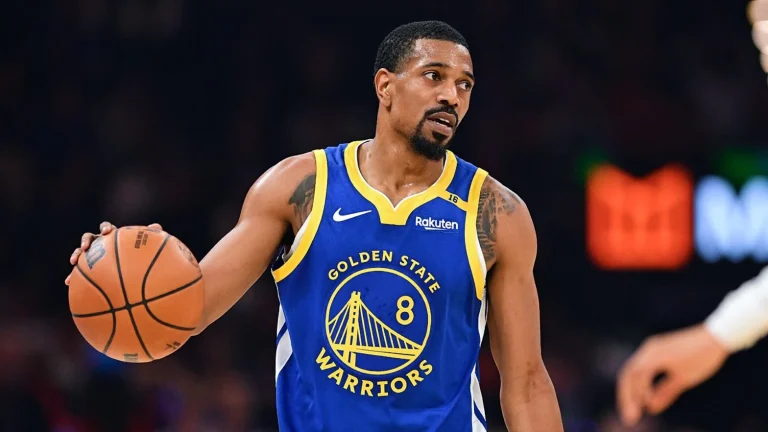 De'Anthony Melton lleva la pelota para los Warriors.