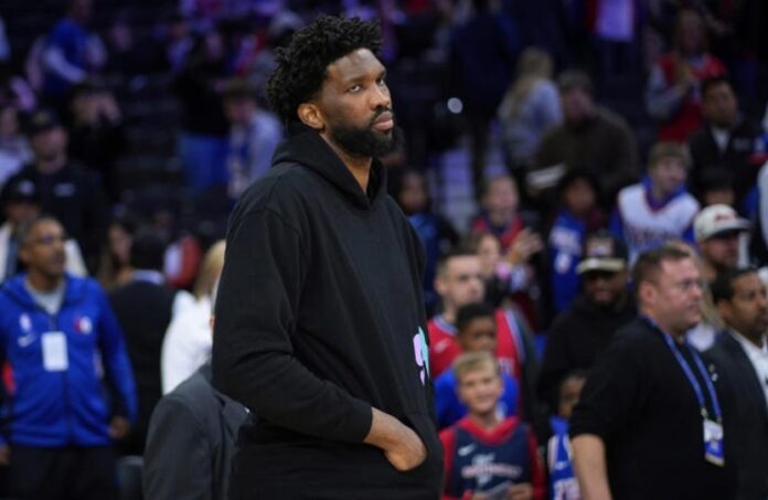suspension Joel Embiid mira enojado a los árbitros.