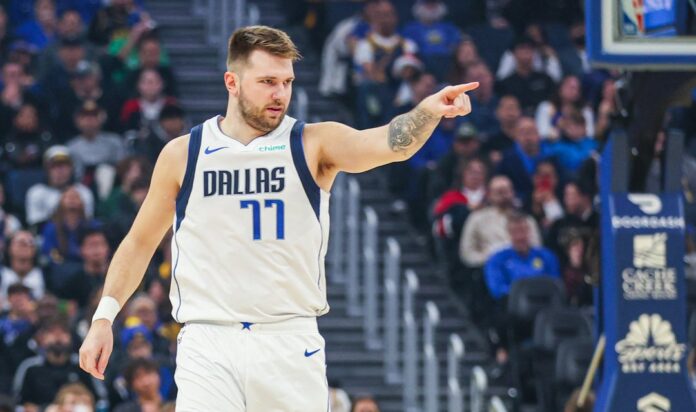 Luka Doncic encabezó la victoria de los Mavericks.