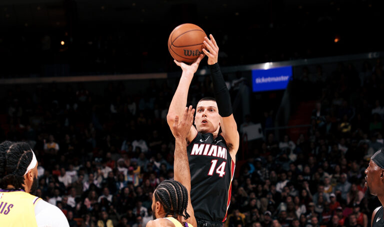 Tyler Herro, máximo anotador del Heat en la victoria.