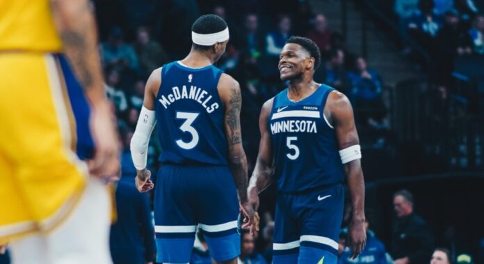 GevIj__WoAAgcwi Anthony Edwards y Jalen McDaniels festejan en el triunfo de Minnesota.