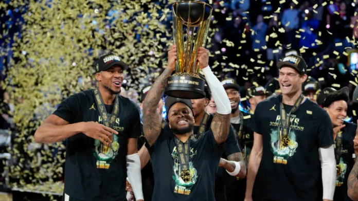 Damian Lillard levanta el trofeo de campeón de la NBA Cup.