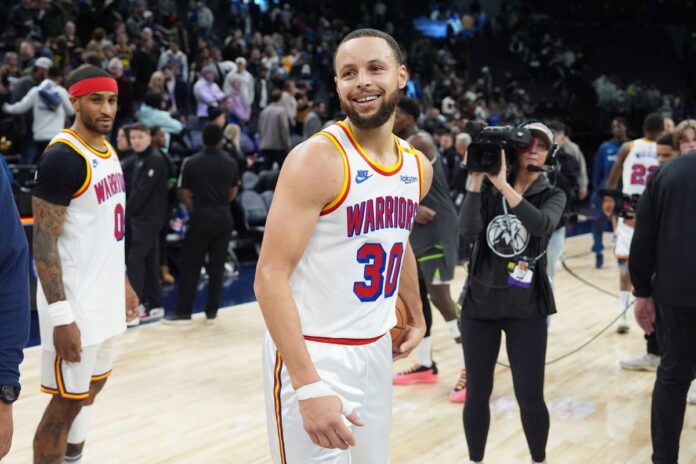 Stephen Curry festeja luego del triunfo de los Warriors en Minnesota.