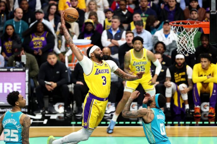 67801b48c40bd Anthony Davis intenta volcarla en un Lakers-Hornets de la 2023-24.