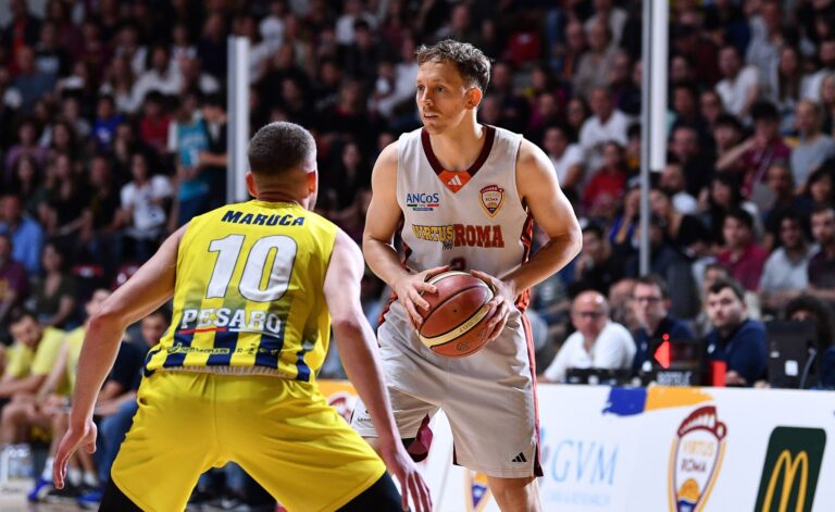 Gastón Whelan tiene la pelota en un partido del Virtus Roma.