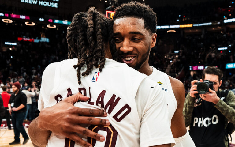 Garland y Mitchell se abrazan luego del triunfo de Cleveland ante OKC.