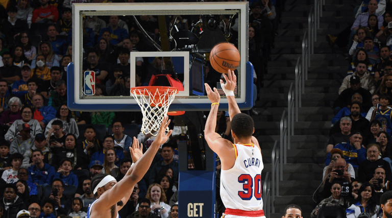 Stephen Curry lideró el festejo de los Warriors.