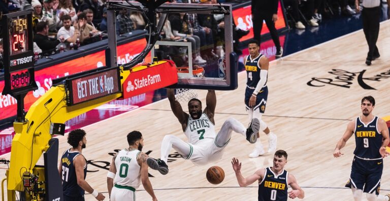 Jaylen Brown festeja después de una volcada en la victoria de los Celtics en Denver.