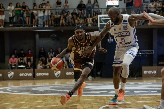 Timothy Bond Jr. lleva la pelota en un juego entre Platense y Regatas Corrientes.