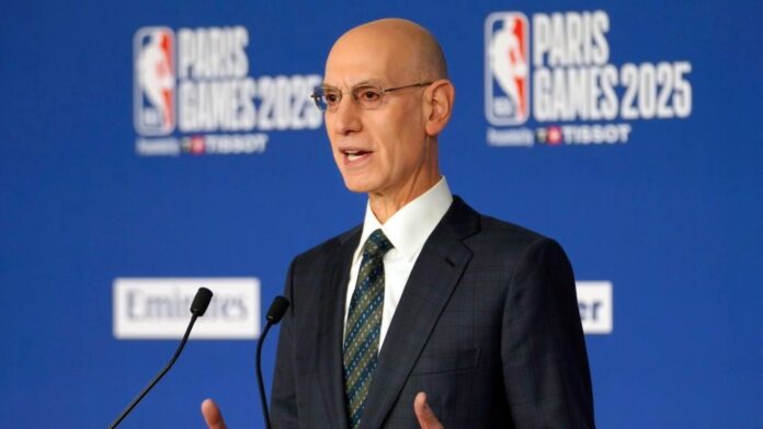 Adam Silver habla en conferencia de prensa en la previa de los Paris Games 2025.