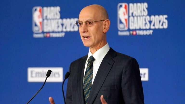 Adam Silver habla en conferencia de prensa en la previa de los Paris Games 2025.
