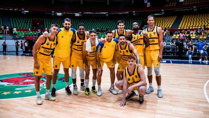 boca2_xj El plantel de Boca tras el triunfo sobre Toros de Chiriquí.