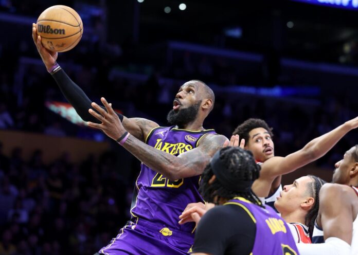 LeBron James se volvió el segundo jugador de la historia de la NBA en firmar un triple-doble con 40 años.