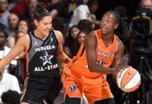 Bombazo en la WNBA: Jewell Loyd y Kelsey Plum cambiaron de equipo Jewell Loyd protege la pelota para que no se la saque Kelsey Plum en el marco del All-Star 2024.
