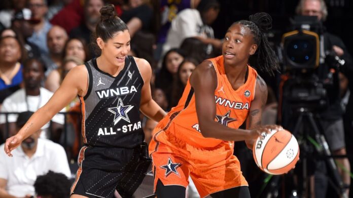 i Jewell Loyd protege la pelota para que no se la saque Kelsey Plum en el marco del All-Star 2024.