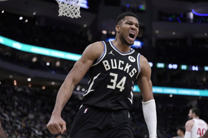 Giannis Antetokounmpo festeja un punto frente a los Clippers.