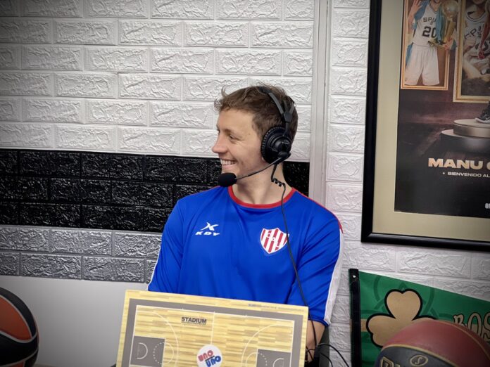Gk4kEwTWcAA562a Gastón Whelan sonríe en el Estudio León Najnudel durante la entrevista con 3x3 Radio.