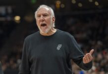 Popovich no volverá a dirigir a los Spurs en la 2024-25 Popovich da indicaciones durante la 2024-25.