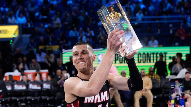 Tyler Herro levanta el trofeo de campeón del Three-Point Contest 2025.