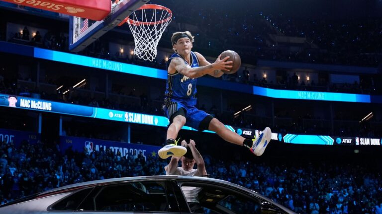 La primera volcada de Mac McClung fue saltando a lo largo y ancho de un auto.