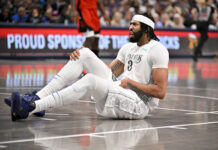 El peor inicio: Anthony Davis estará de baja por un mes Anthony Davis se toma la pierna derecha en el partido frente a Houston Rockets.