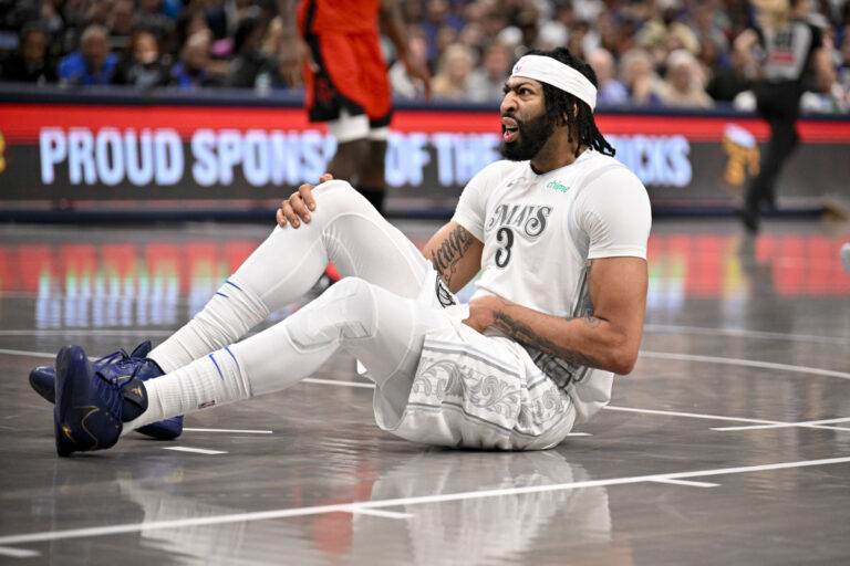 Anthony Davis se toma la pierna derecha en el partido frente a Houston Rockets.