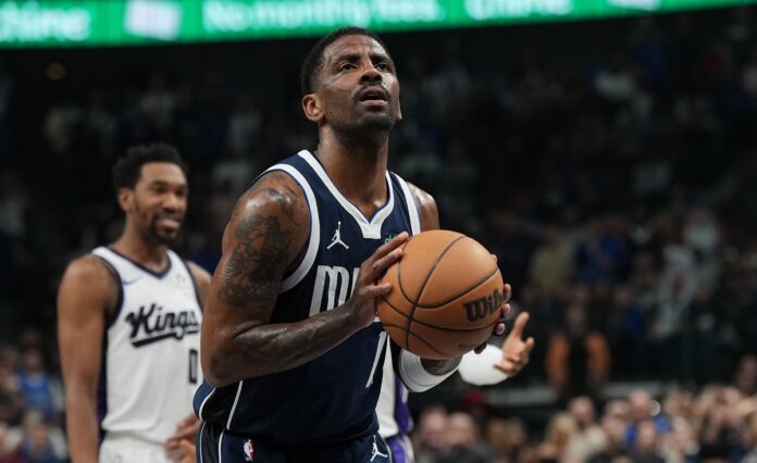 Kyrie Irving lanzó los dos tiros libres antes de retirarse del juego.
