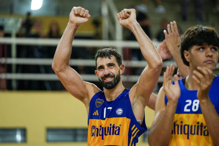 Sebastián Vega festeja tras la victoria de Boca sobre Obras.