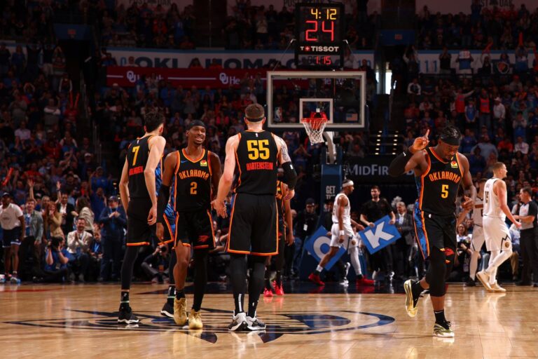 El festejo del Thunder durante el triunfo sobre los Nuggets.