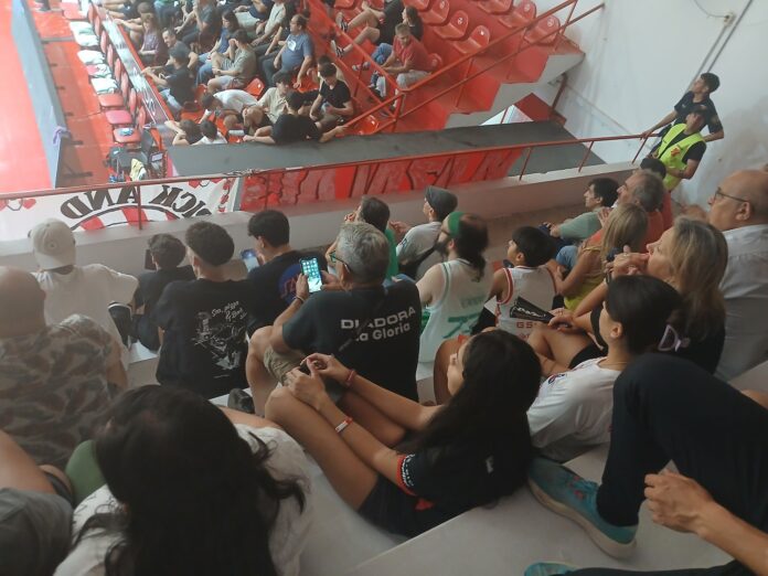 GmhbwrkW8AAeJfP El público mezclado en el clásico cordobés.