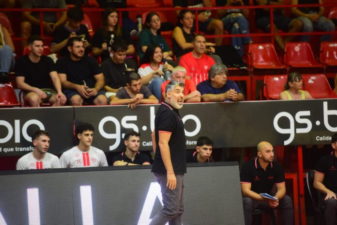 Lucas Victoriano da indicaciones durante un juego de Instituto de Córdoba.