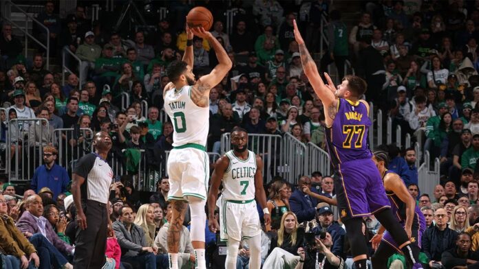 Tatum fue el máximo anotador en el clásico de la NBA.