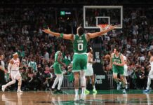 Venta histórica: los Boston Celtics cambiaron de dueño por un monto increíble Tatum festeja en un juego entre Celtics y Knicks.