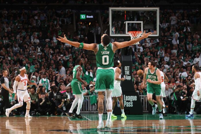 Tatum festeja en un juego entre Celtics y Knicks.
